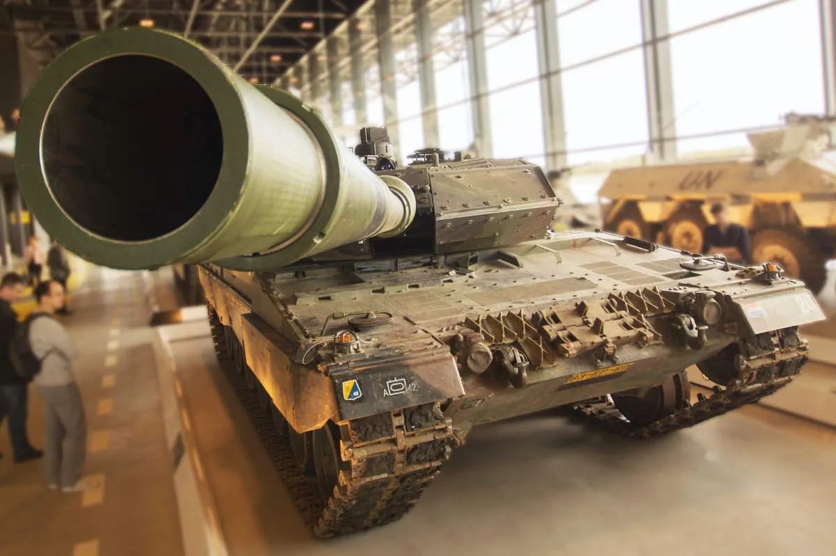 Museumspanzer dessen Geschützrohr auf den Betrachter zielt